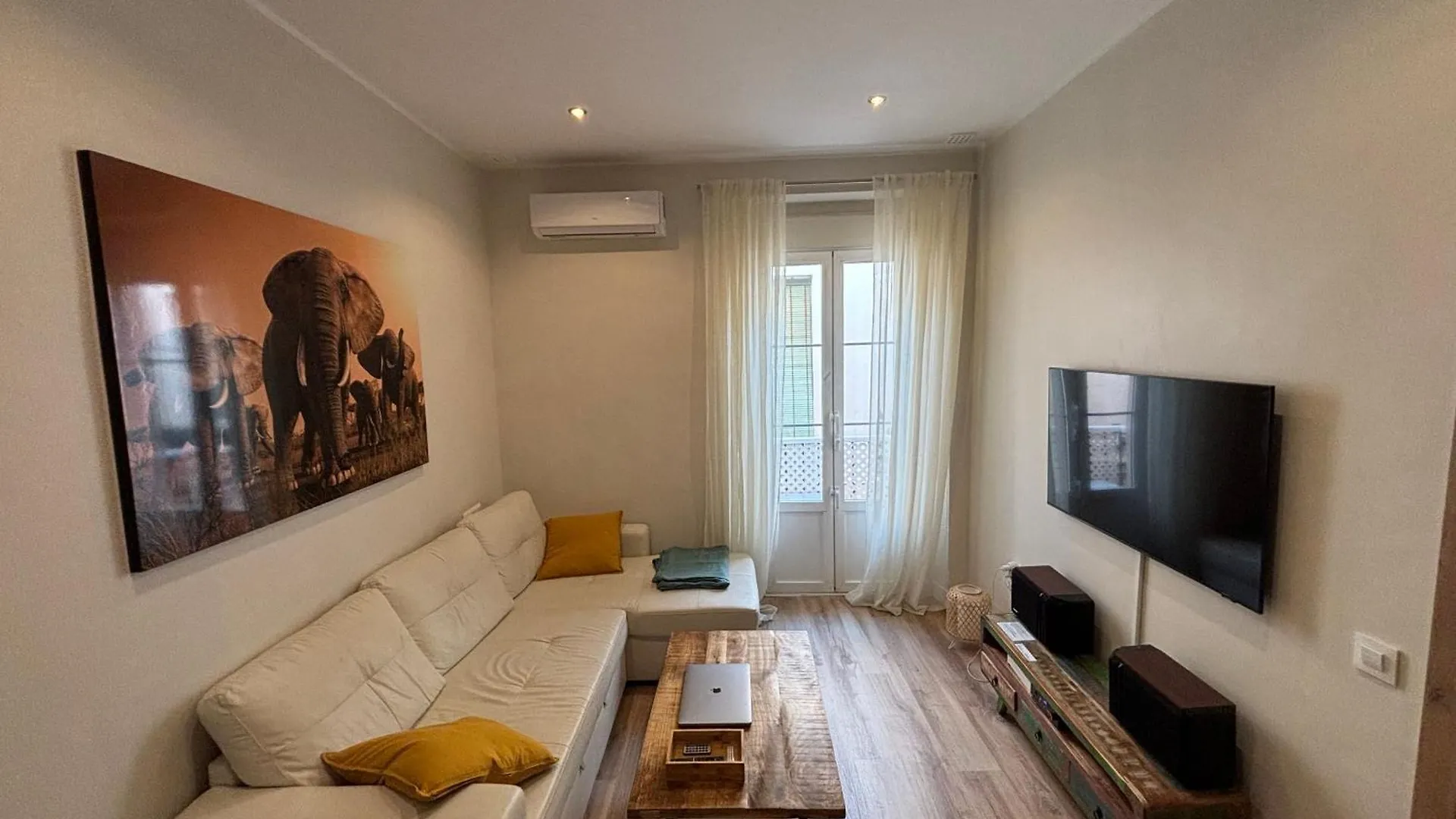 Precious And Original Apartment Center location